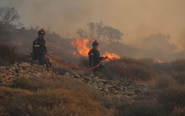 Масштабна лісова пожежа у Греції змусила евакуювати кілька сіл