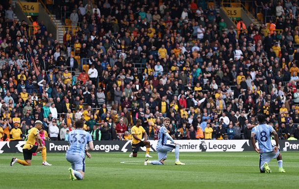 Стать на одно колено перед матчем: эта традиция в АПЛ теряет смысл