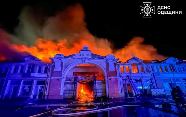 Атака дронів: в Одесі палає ринок Привоз 