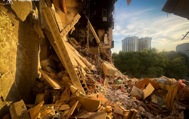 Атака на Одессу: разрушен подъезд 9-этажного дома