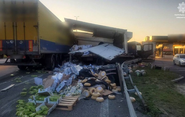 Под Киевом произошло ДТП с участием двух грузовиков: образовалась пробка