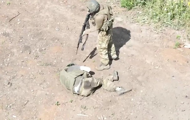 З явилось відео, як військовий РФ убив пораненого