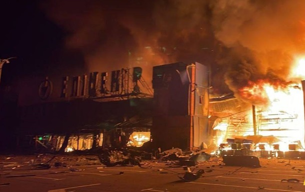 РФ ракетами атакувала Кам’янське: горить Епіцентр