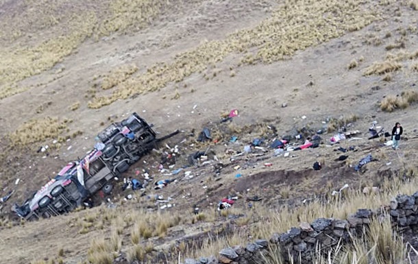 У Перу автобус впав у гірську ущелину: 15 загиблих