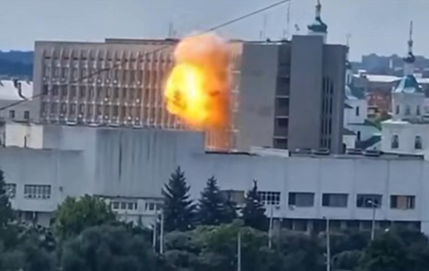 Дрон попал в здание ОВА в Сумах
