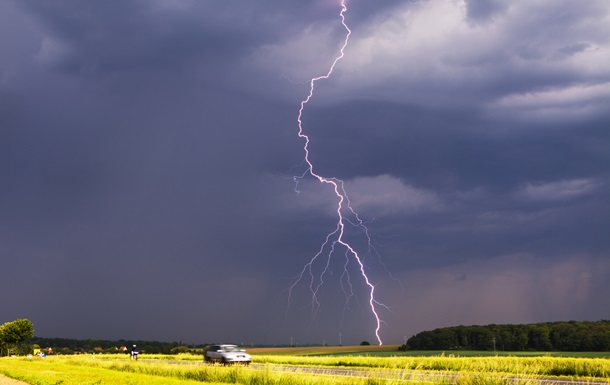 Грози, град та спека: погода в Україні на початку тижня