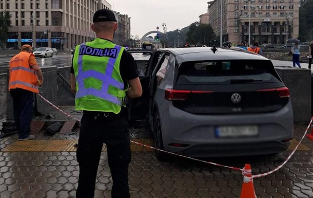 У Києві електромобіль влетів у підземний перехід на Майдані
