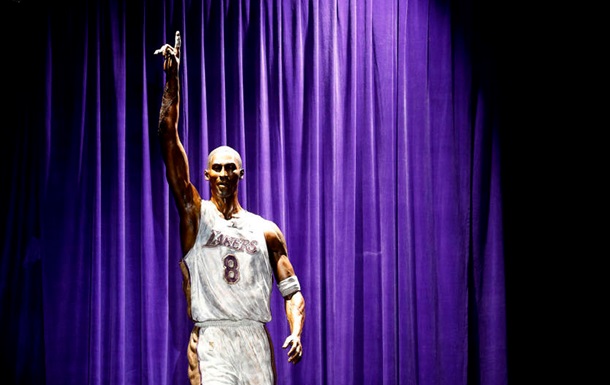 На аукционе продали кроссовки Брайанта с дебюта в НБА