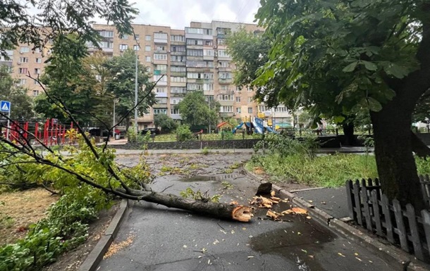 Непогода в Киеве: затоплены многие улицы и станция метро