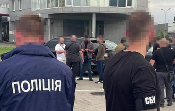 У Києві правохоронці перевіряють офіси, авто і документи громадян