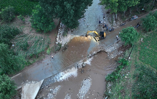 У Китаї через потужні зливи десятки загиблих