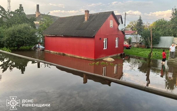 Спасатели устраняют последствия непогоды в пяти областях