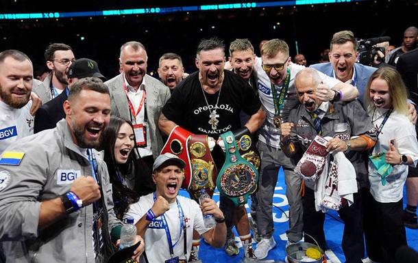 Усик прибыл в Украину после победы в реванше