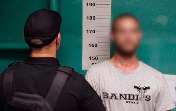 В Киеве мужчина пьяным на спор катался между вагонами метро