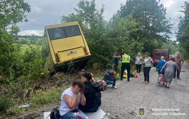 На Вінниччині автобус з пасажирами злетів у кювет