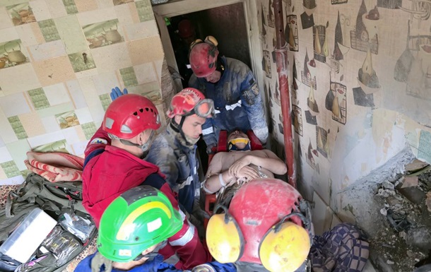 В Киеве достали мужчину из-под завалов дома