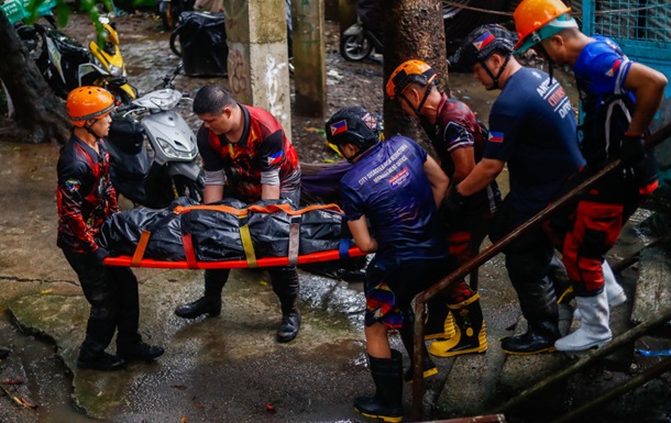 Потужні зливи в Китаї: кількість загиблих перевищила 60 осіб