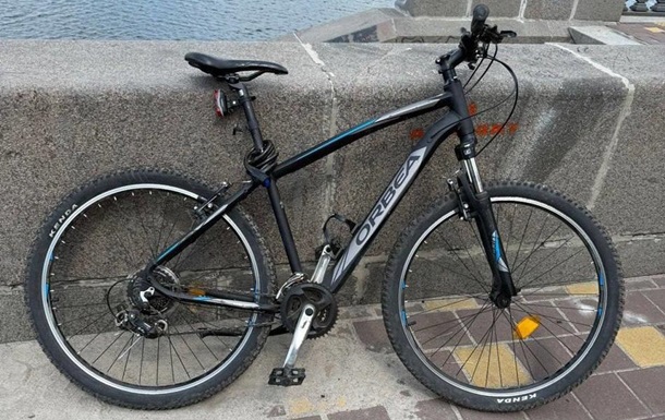 В Киеве столкнулись два велосипедиста: один из них попал под колеса авто