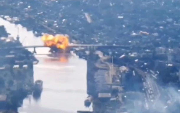 Удар по мосту у Херсоні: мешканців району Корабел закликають евакуюватися