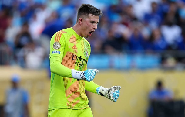 Футболіст збірної України продемонстрував подарунок від Усика