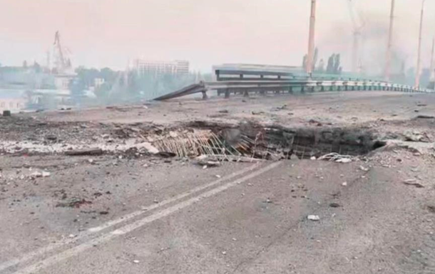 Росіяни знову вдарили КАБами по мосту в Херсоні