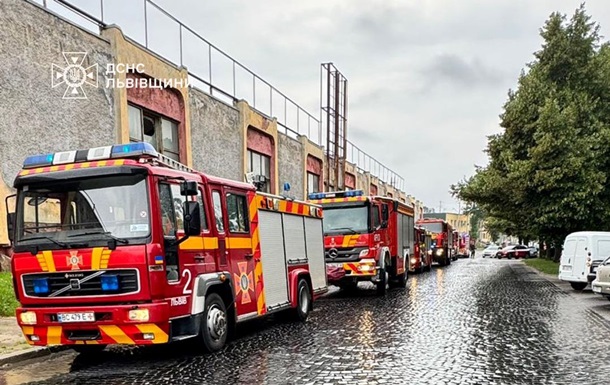 У Львові горить готель Власта: триває евакуація