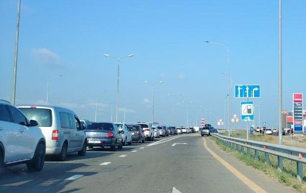Ситуация в Крыму: нет связи и очередь на мост
