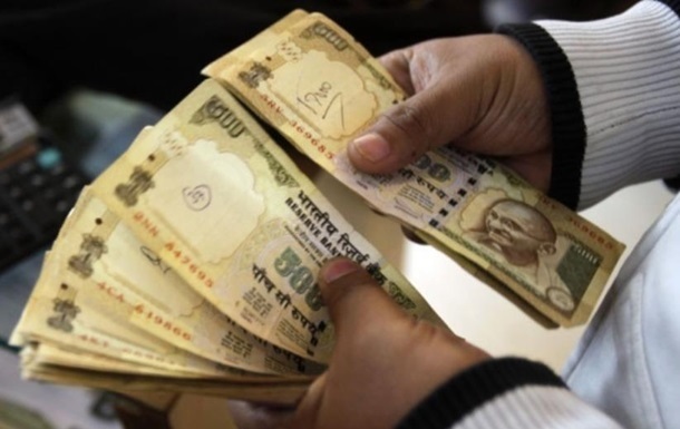 Индийская рупия упала на фоне возможного ужесточения тарифов Штатами