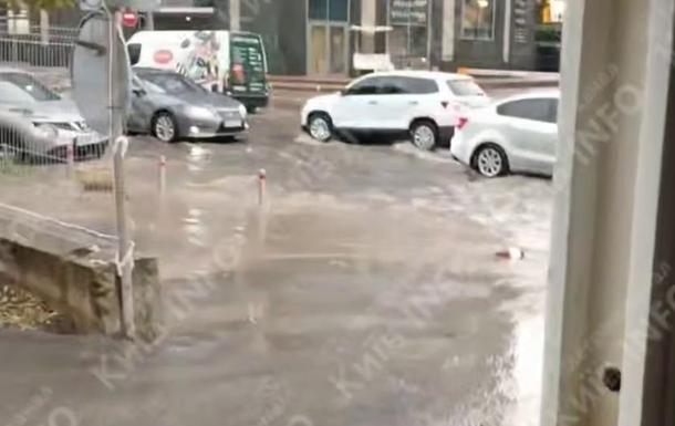 Повалені дерева й підтоплення: Київ накрила гроза