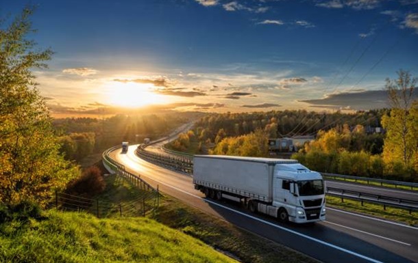 В двух областях грузовикам разрешили движение во время комендантского часа