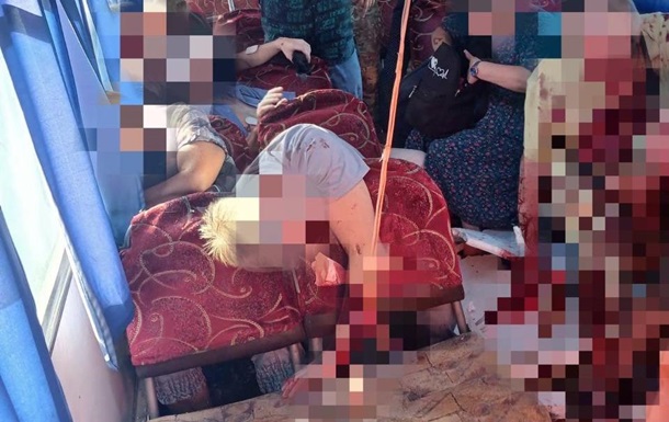 В Херсоне дрон РФ атаковал автобус, много жертв