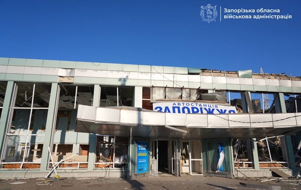 Зеленский ответил на удар по вокзалу в Запорожье