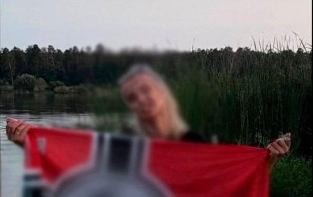 В Киеве секретарь суда позировала с нацистским флагом