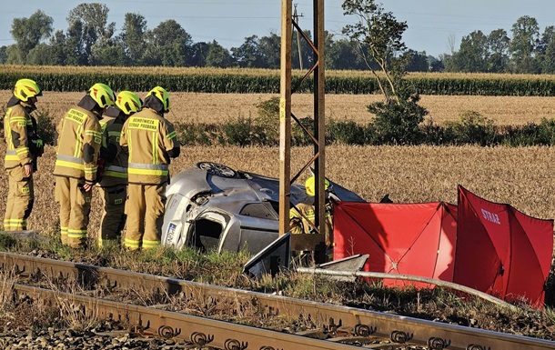 В Польше автомобиль столкнулся с поездом, погиб полицейский