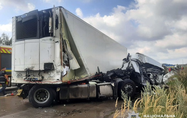 В Житомирской области в ДТП погибли водители грузовика и легкового автомоби