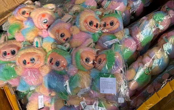 В Закарпатье изъяли 7,5 тыс. контрабандных Лабубу