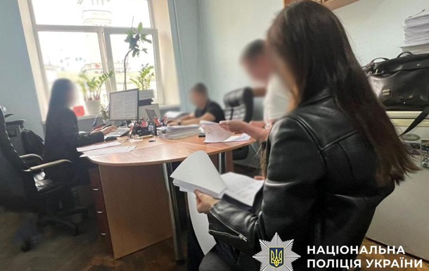 Нотариус через подругу вела бизнес в Украине из-за границы: ее ждет суд