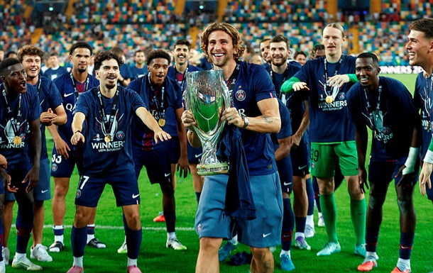 Капитан ПСЖ вручил медаль Илье Забарному