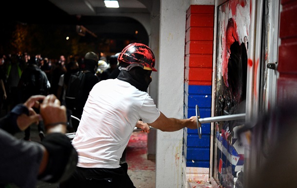 Протесты в Сербии переросли в столкновения и погромы