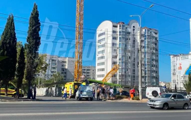 В Крыму упал башенный кран: есть жертва и пострадавшие