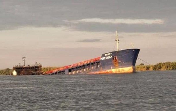 В сети показали фото атакованного судна на Каспии