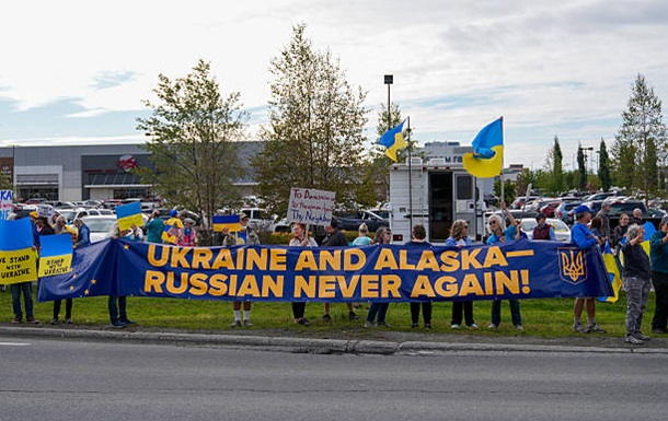 Проукраинская акция на Аляске сопровождает встречу Трамп-Путин