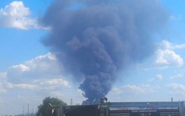 У російському місті повідомляють про пожежу в районі НПЗ
