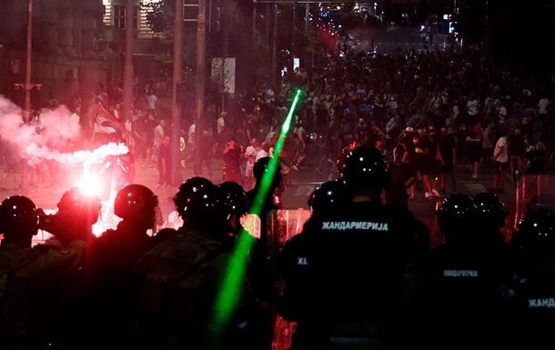 В Сербии протестующие подожгли офис партии Вучича