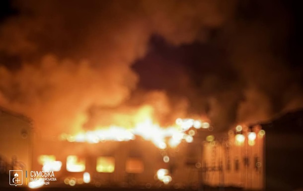 В Сумах после удара БПЛА вспыхнул пожар