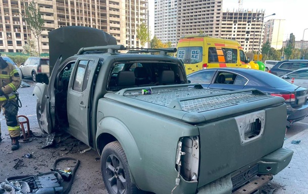 В Києві через невідомий пристрій вибухнуло авто