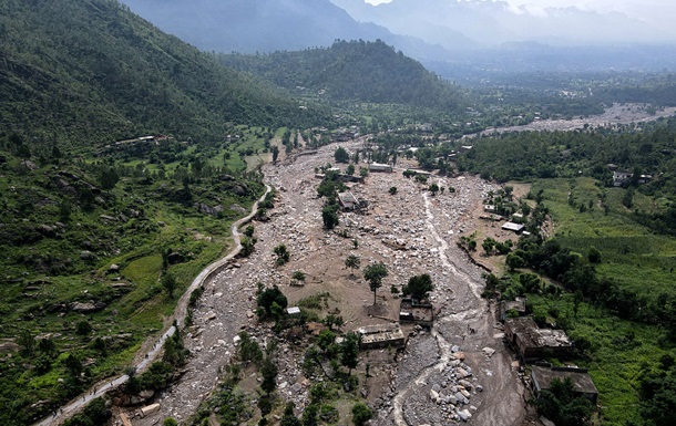 В Пакистане число жертв наводнения превысило 350