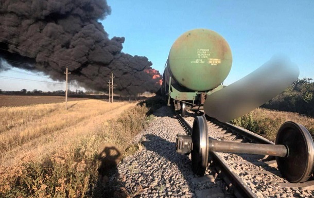 Появились кадры уничтожения поезда РФ с топливом