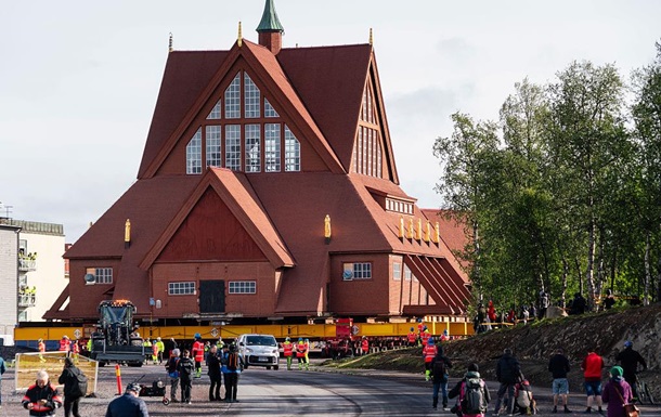 В Швеции перевозят на новое место 600-тонную старинную церковь