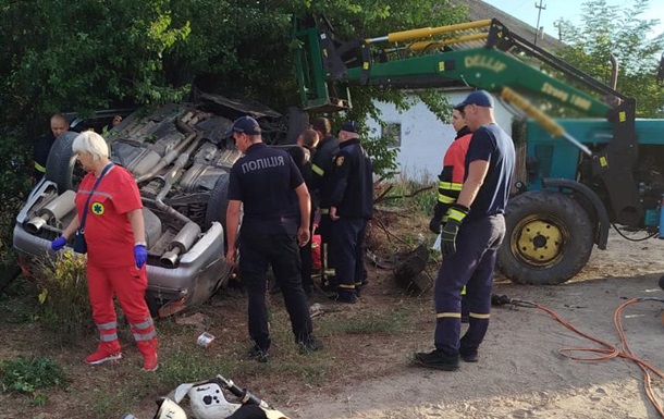 В Одесской области пьяный водитель врезался в дерево: есть погибший и постр